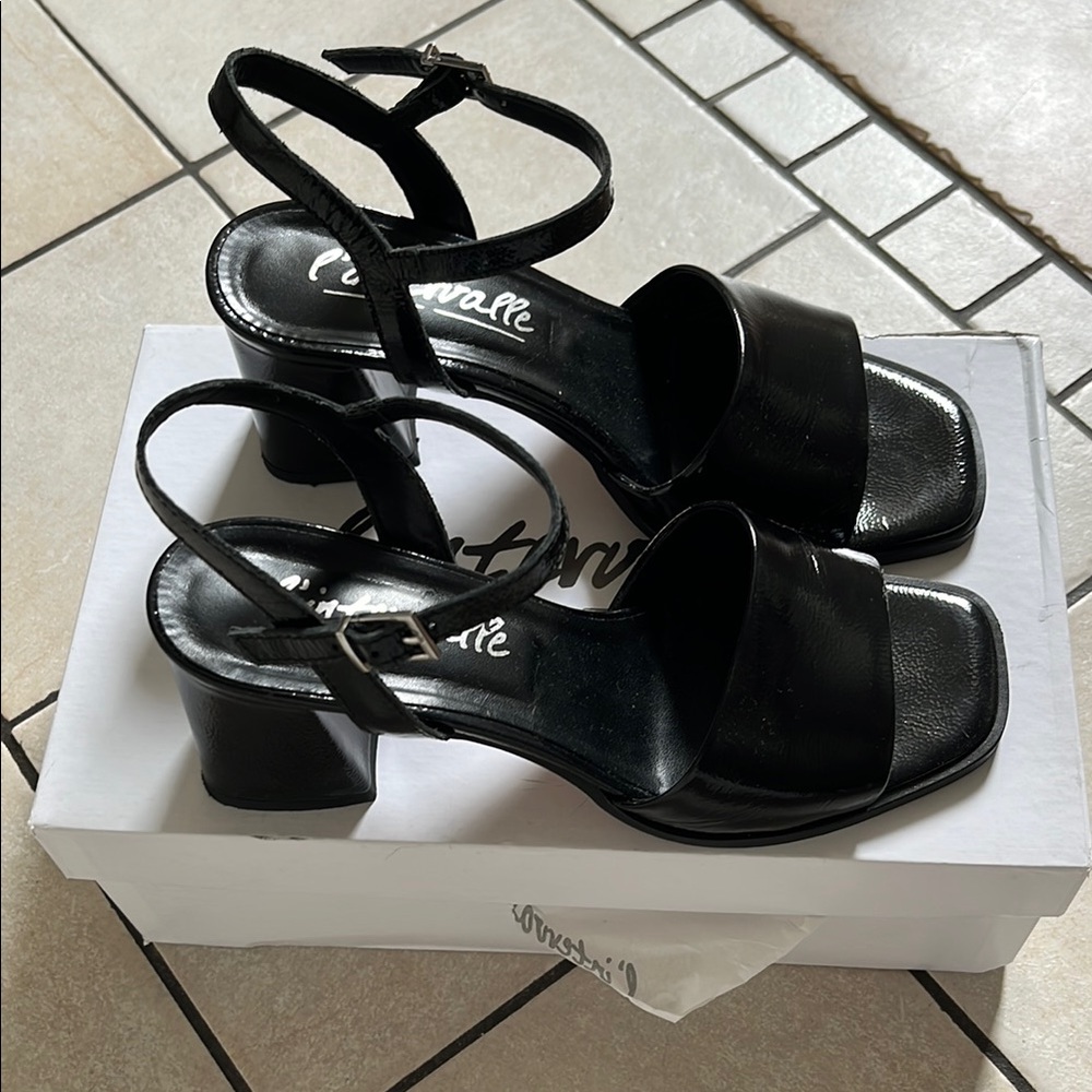 L'INTERVALLE Glossy Black Women's Sandals